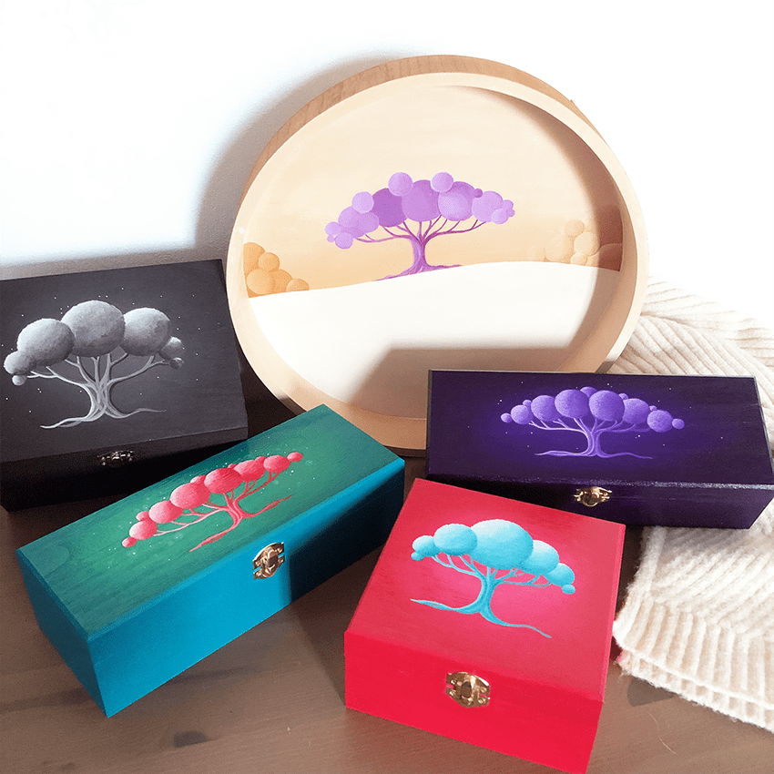 Des boîtes peintes sur le thème de l'arbre de vie