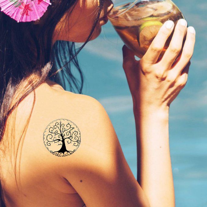 Petit tatouage Arbre de vie de l'hiver
